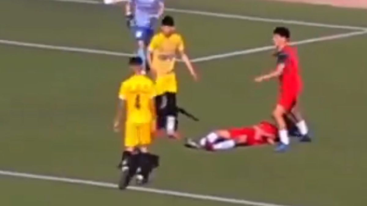 Foto:Captura de pantalla|VIDEO: Muere futbolista tras recibir una patada de su rival