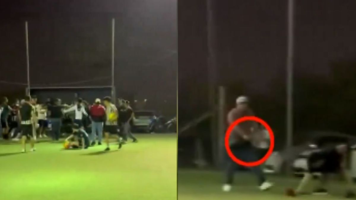 Foto:Captura de pantalla|VIDEO: Hombre saca arma de fuego durante pelea en una cancha de futbol