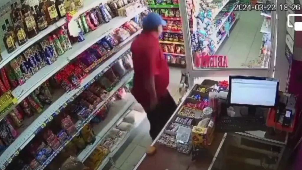 VIDEO: Hombre agrede y saca de una tienda a un menor en SLP. Noticias en tiempo real