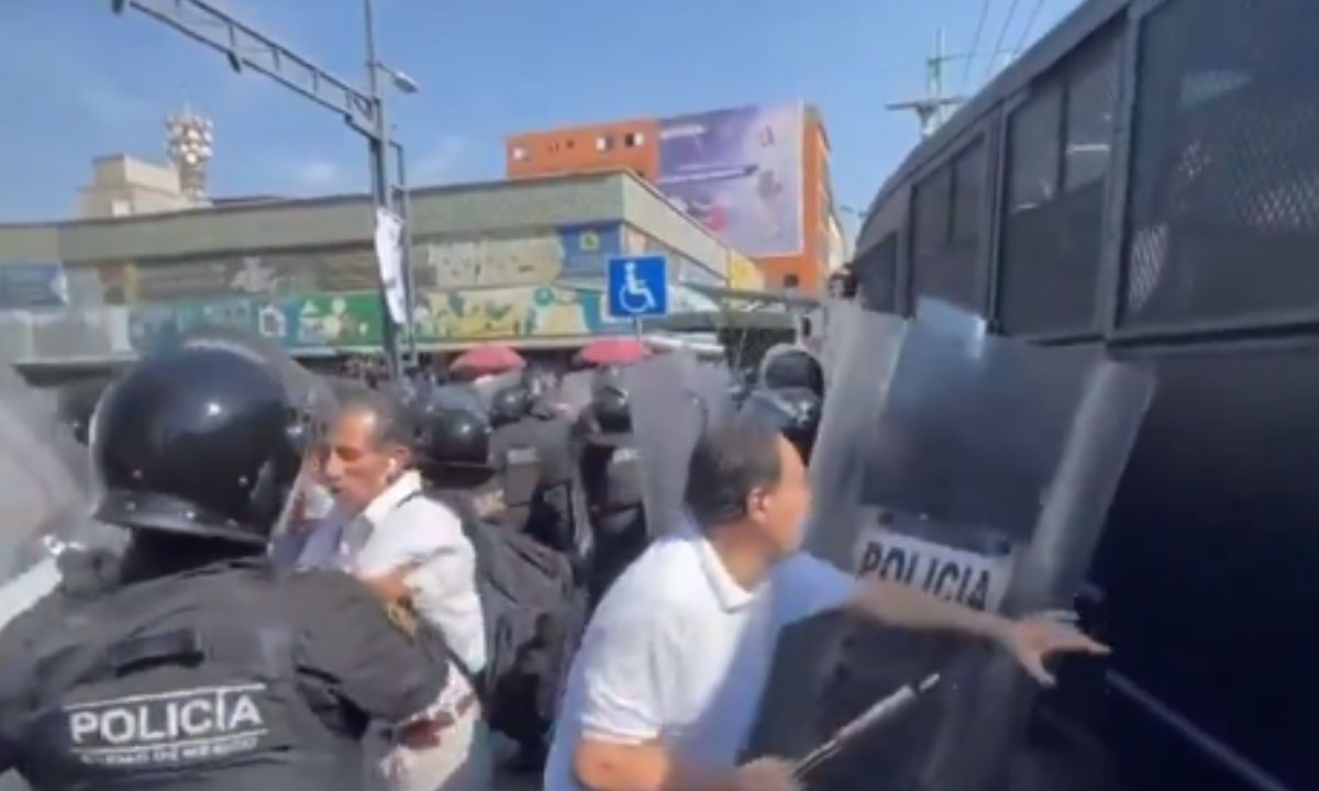Foto:Captura de pantalla|VIDEO: Reportan represión de personas con discapacidad visual por parte de policías