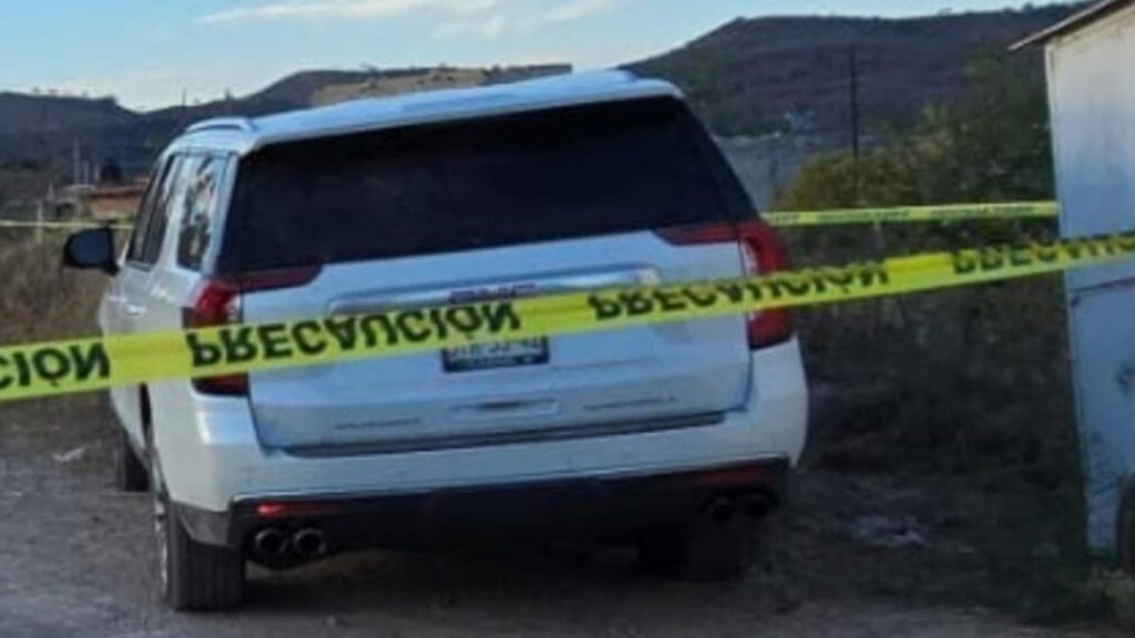 El hallazgo de tres cadáveres y artefactos explosivos, al interior de una camioneta, provocó una intensa movilización policiaca en Jalisco.