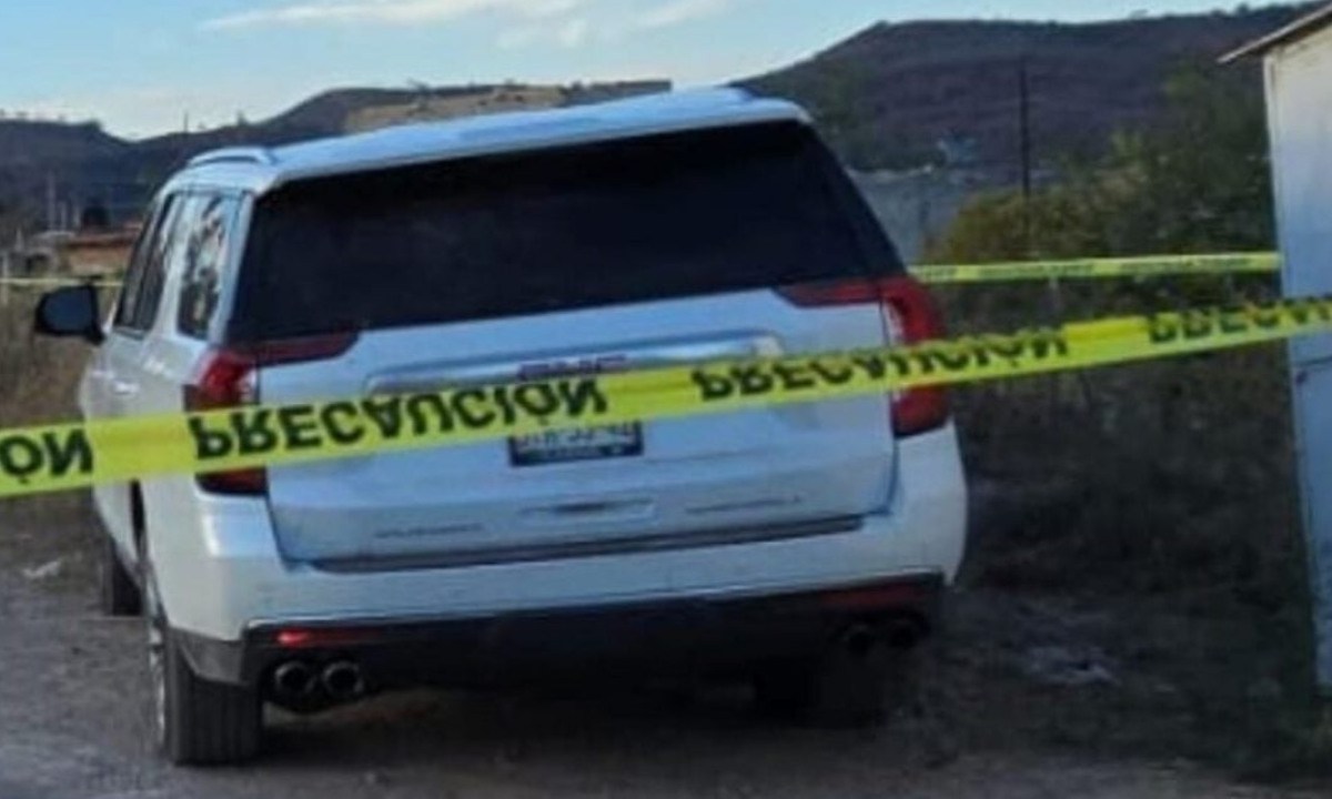 El hallazgo de tres cadáveres y artefactos explosivos, al interior de una camioneta, provocó una intensa movilización policiaca en Jalisco.