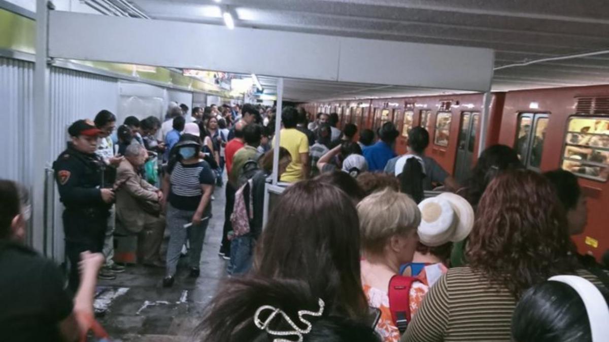 La tarde de este sábado 9 de marzo, usuarios reportaron retrasos de hasta casi 1 hora en la Línea 3 del Metro de la Ciudad de México.