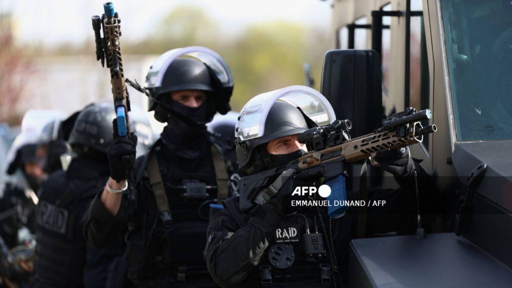 La policía de élite francesa entrena ante posibles atentados que se lleguen a dar en los Juegos Olímpicos de París 2024.