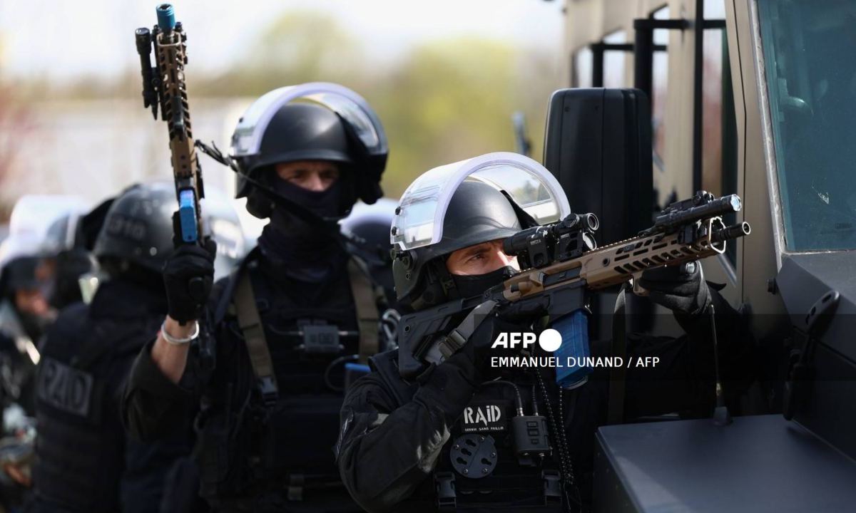 La policía de élite francesa entrena ante posibles atentados que se lleguen a dar en los Juegos Olímpicos de París 2024.