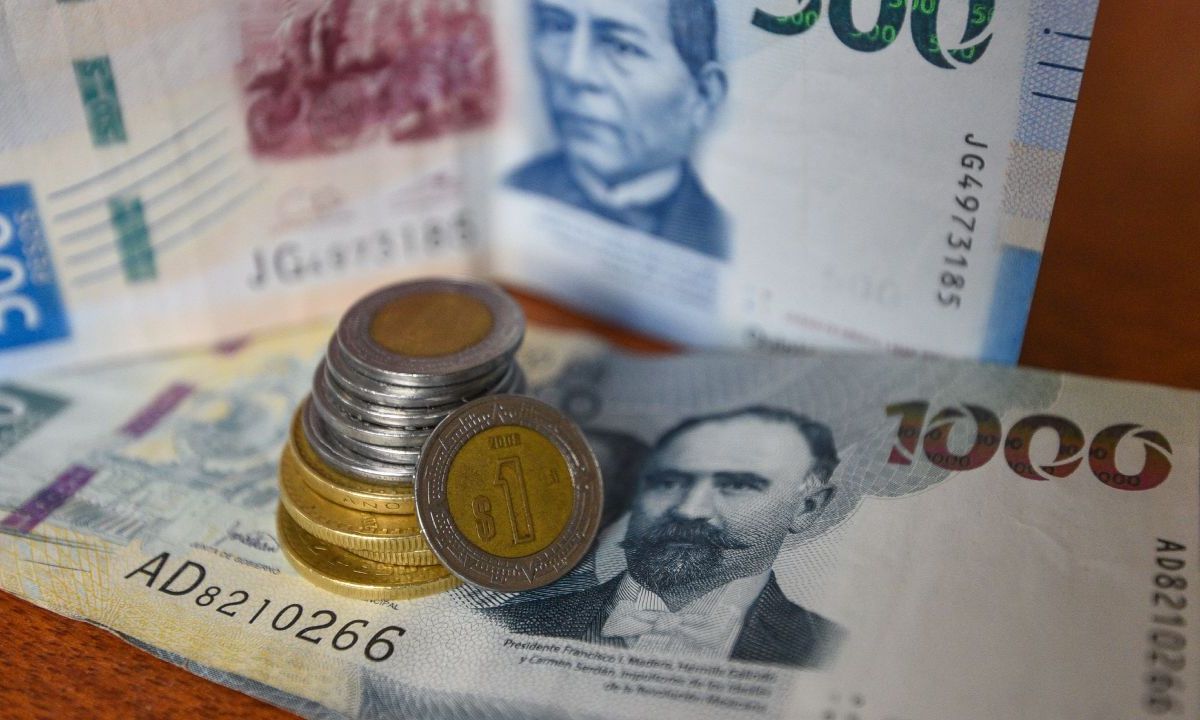 La moneda mexicana cerró la sesión del martes cotizando alrededor de 16.95 pesos por dólar, con el tipo de cambio de 16.98 unidades por dólar