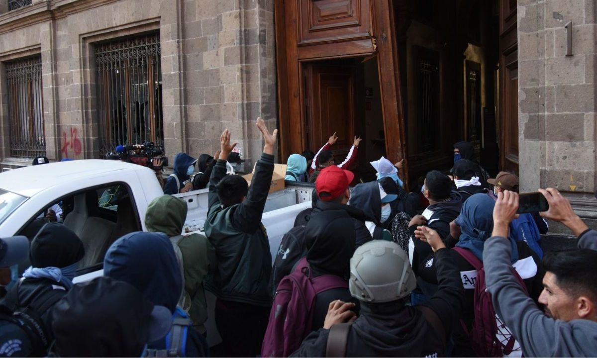 Foto:Cuartoscuro|Portazo en Palacio, provocación: AMLO; cuestiona legitimidad de los padres de los 43 Ayotzinapa