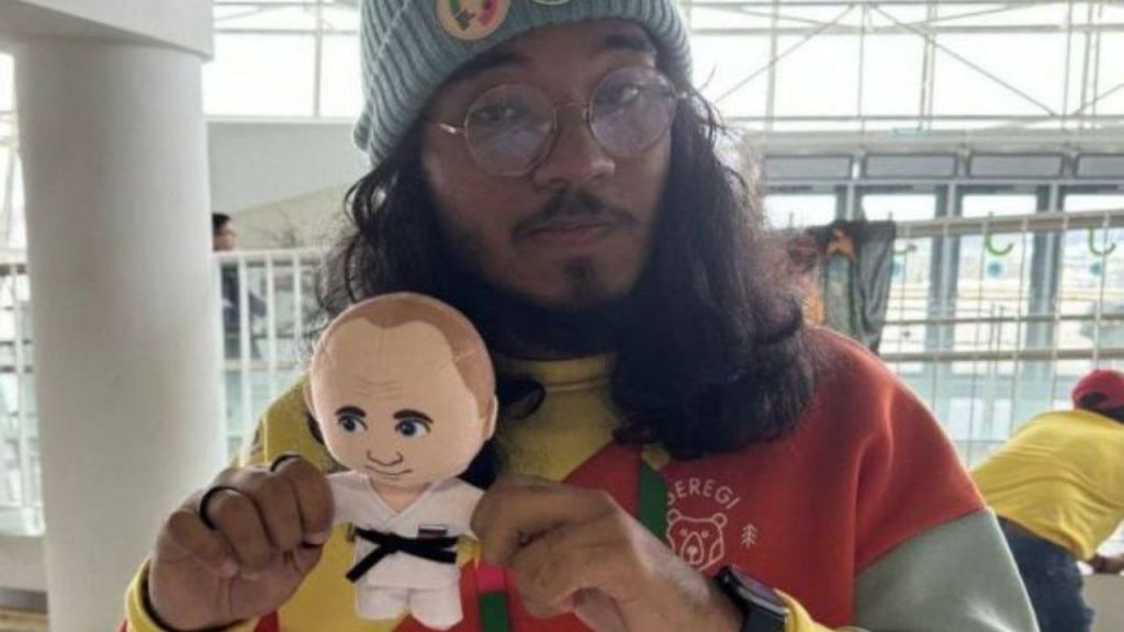 Ponen a la venta muñeco de peluche de Vladímir Putin durante el Festival Mundial de la Juventud