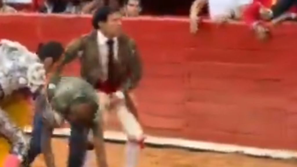 Foto:Captura de pantalla|VIDEO: Fan interrumpe corrida dentro de la Plaza de Toros México