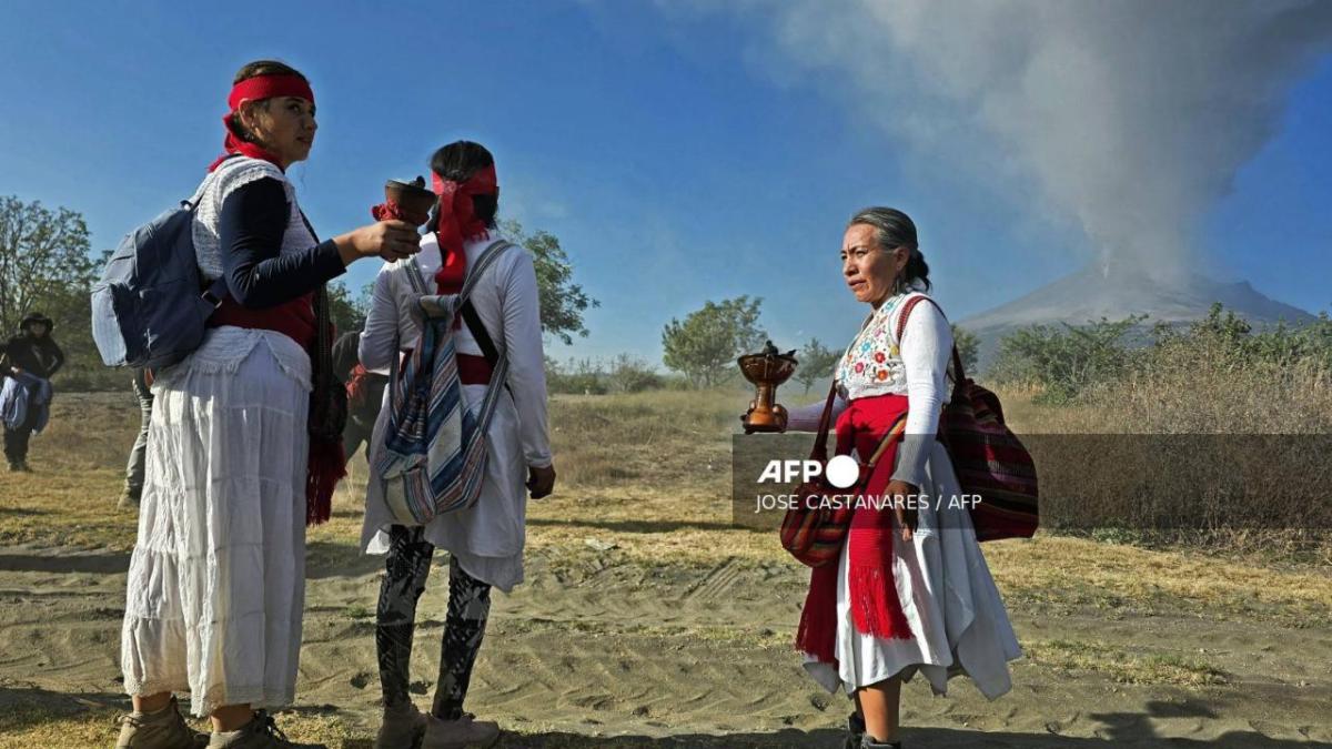 Con una ceremonia, decenas de pobladores en Xalitzintla, Puebla, festejaron este martes el cumpleaños de "Don Goyo", el volcán Popocatépetl