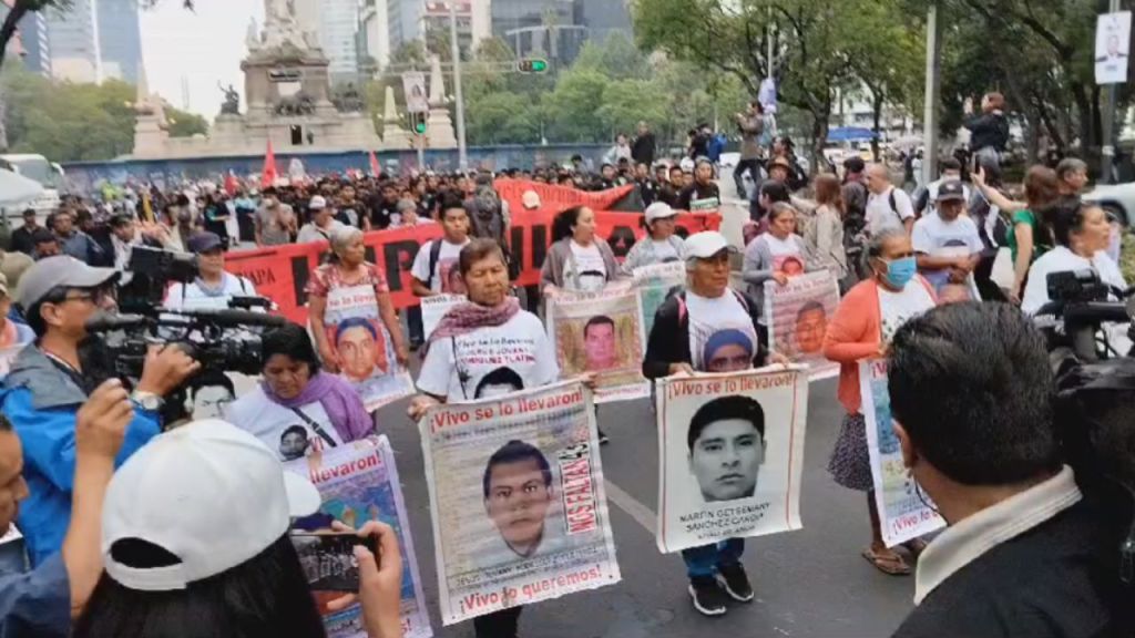 Exigen a AMLO no ponga condiciones para reunión con padres de Ayotzinapa. Noticias en tiempo real