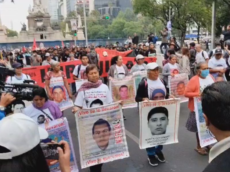 Exigen a AMLO no ponga condiciones para reunión con padres de Ayotzinapa