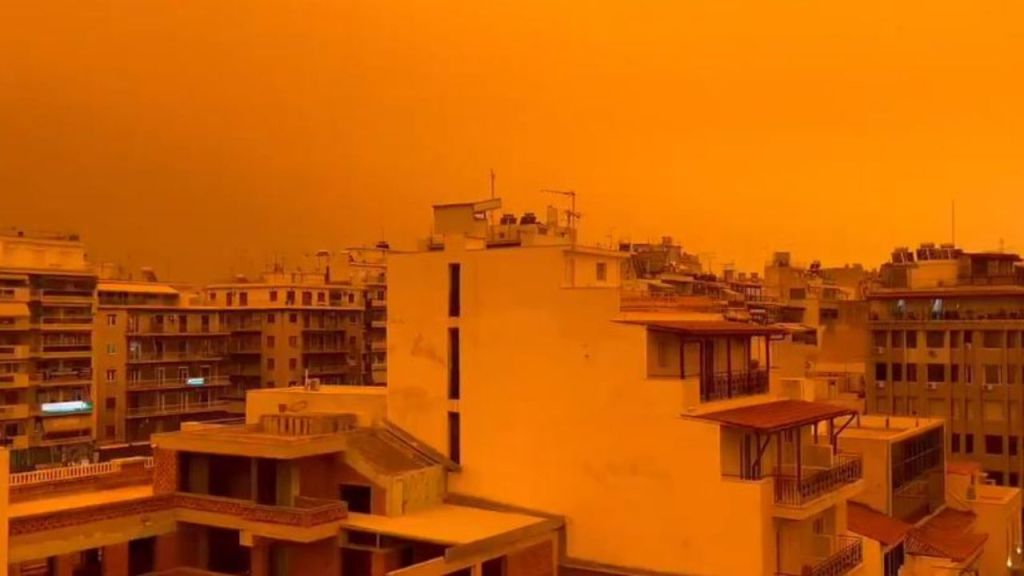El cielo de Atenas se pinta de naranja tras tormenta de polvo del Sahara