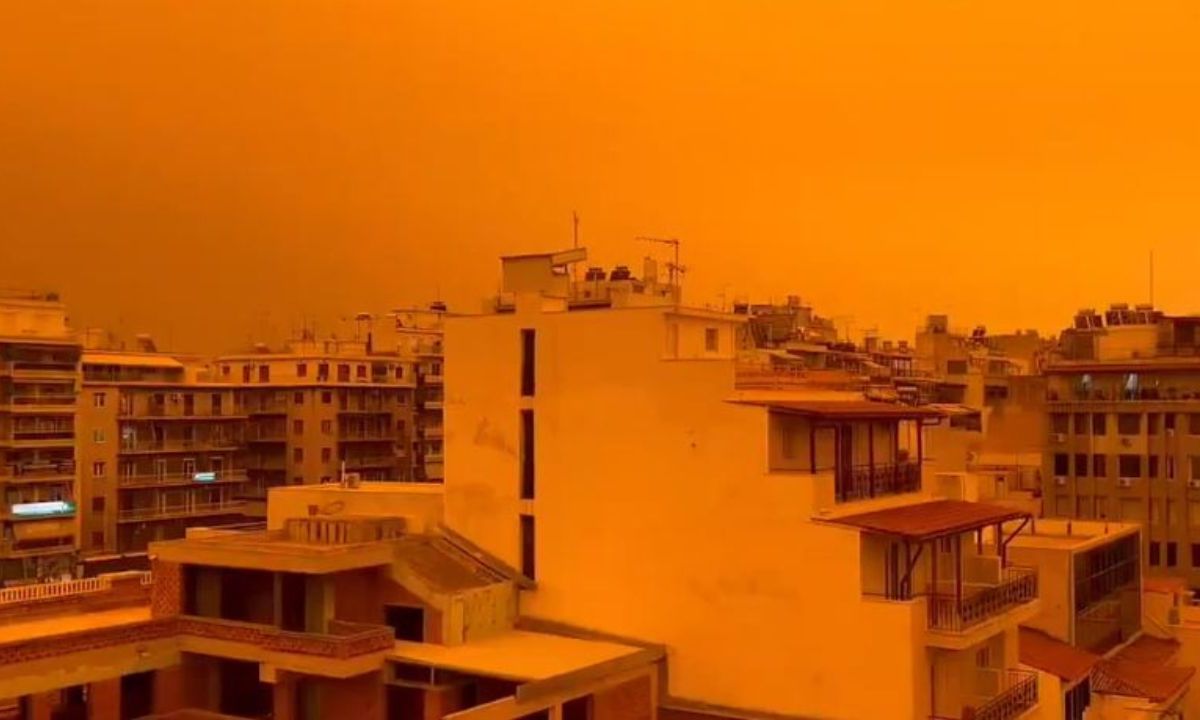 El cielo de Atenas se pinta de naranja tras tormenta de polvo del Sahara