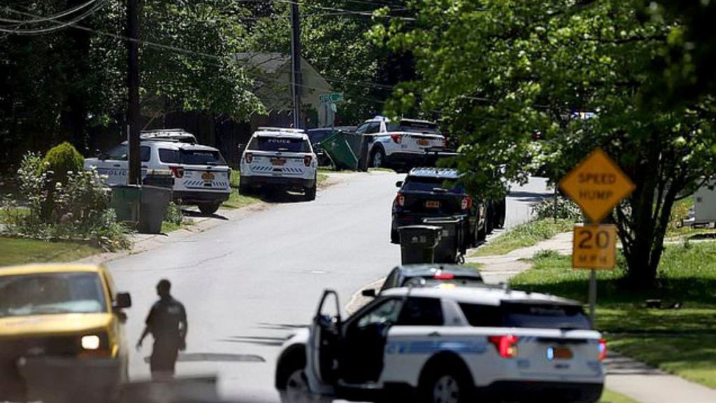 El reporte indica que durante un tiroteo en Charlotte, tres policías perdieron la vida