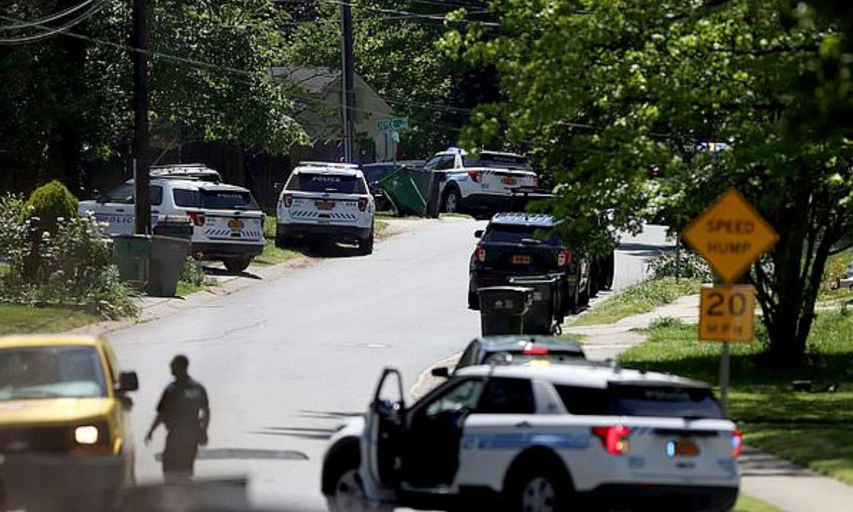 El reporte indica que durante un tiroteo en Charlotte, tres policías perdieron la vida