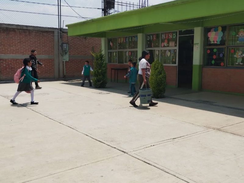 Primaria en Chimalhuacán niega el  acceso a niños, tras imponer una cubeta de agua por alumno