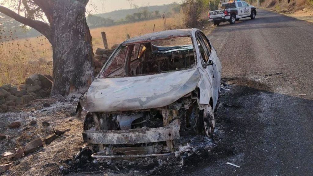 DENUNCIA. Automovilistas que pasaban por la zona alertaron a las autoridades del auto incendiado.
