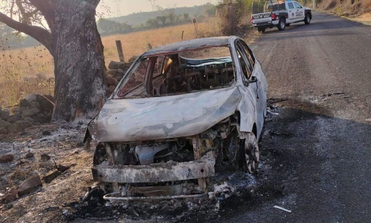 DENUNCIA. Automovilistas que pasaban por la zona alertaron a las autoridades del auto incendiado.