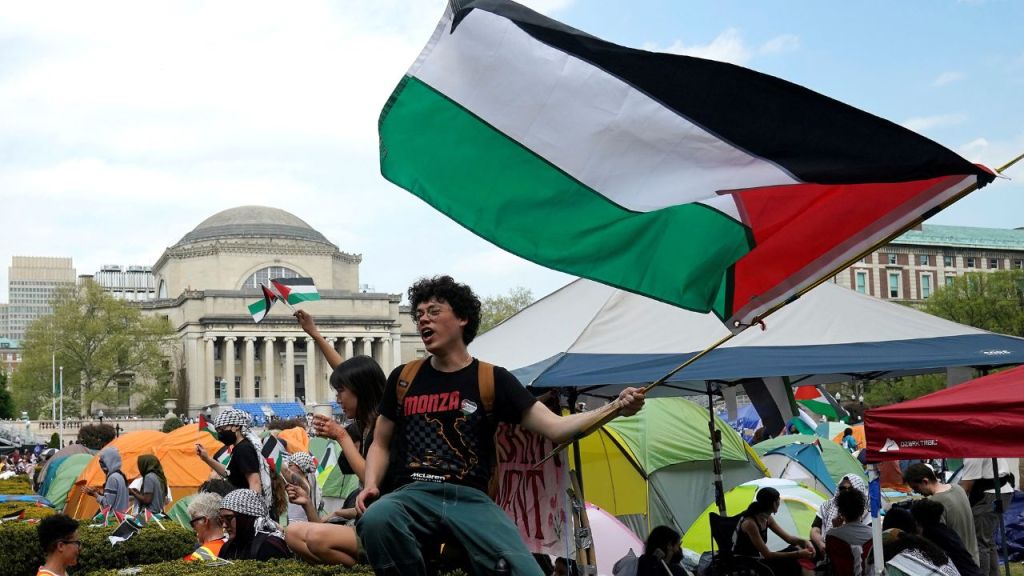 SUSPENSIÓN. Manifestantes ondearon ayer banderas palestinas en la institución educativa de Nueva York, epicentro de las protestas que estallaron en las universidades, quienes no cederían hasta que cumplieran sus demandas.