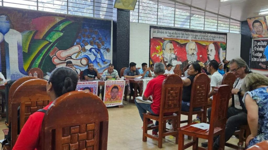 ENCUENTRO. La Asamblea Nacional Popular de los 43 de Ayotzinapa, se reunió en las instalaciones de la normal rural “Raúl Isidro Burgos”.