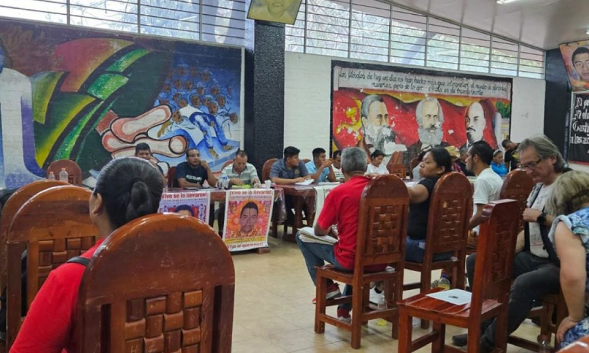 ENCUENTRO. La Asamblea Nacional Popular de los 43 de Ayotzinapa, se reunió en las instalaciones de la normal rural “Raúl Isidro Burgos”.