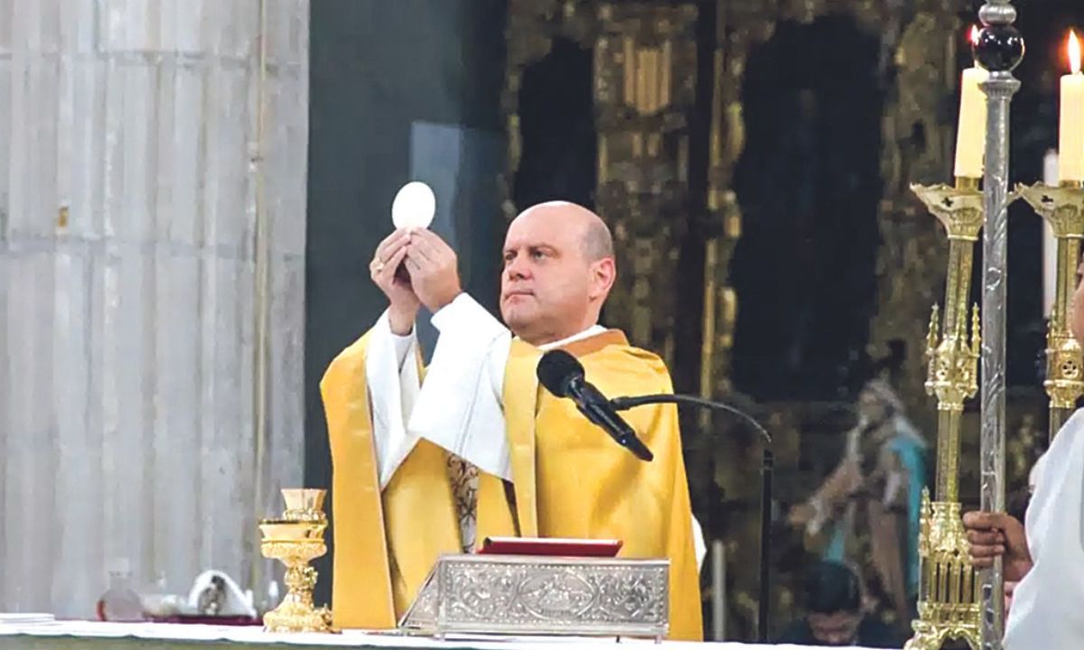 Semana Santa. El obispo auxiliar de México, Francisco Javier Acero, celebró la Misa de Pascua en la Catedral de México.