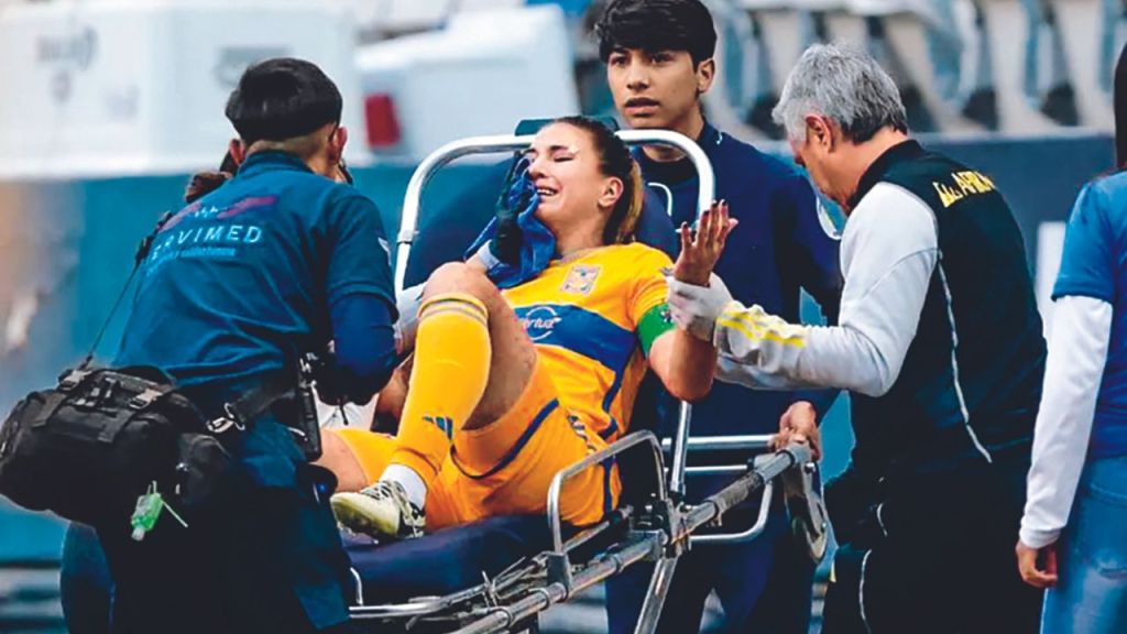 Con fallas claras en los protocolos médicos en la atención y retiro de la futbolista, Nayeli Rangel, en el partido entre Puebla y Tigres de la LigaMX Femenil