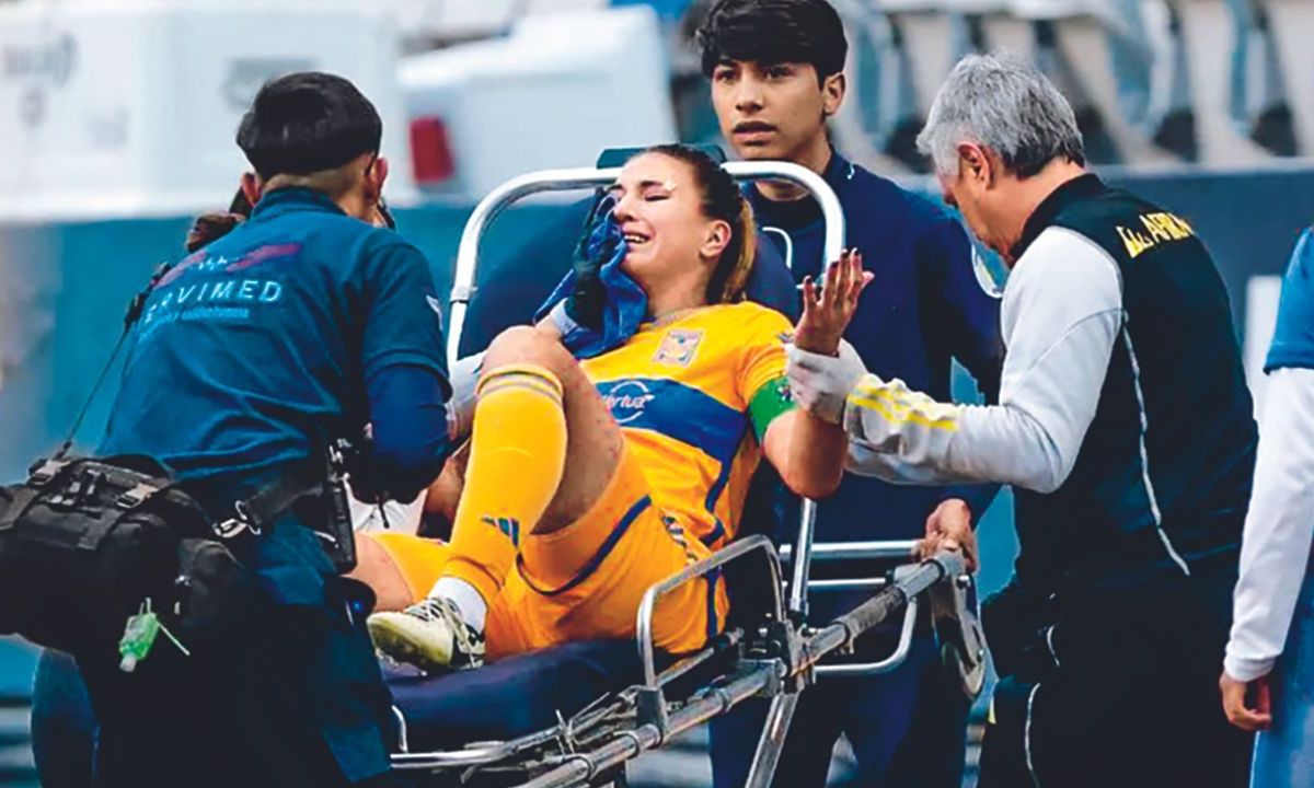 Con fallas claras en los protocolos médicos en la atención y retiro de la futbolista, Nayeli Rangel, en el partido entre Puebla y Tigres de la LigaMX Femenil