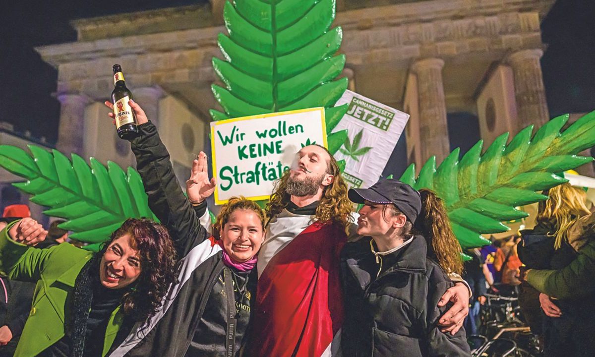 FESTEJO. Unas mil 500 personas celebraron entre volutas de humo ante la emblemática Puerta de Brandeburgo, en Berlín. Aunque la ley ya está en vigor, los consumidores tendrán que esperar tres meses para comprarla legalmente.