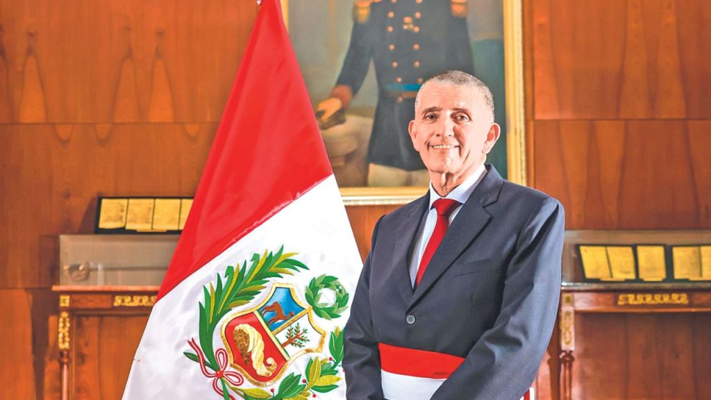 DISTANCIA. Víctor Torres, fue el primero en dimitir como ministro del interior.