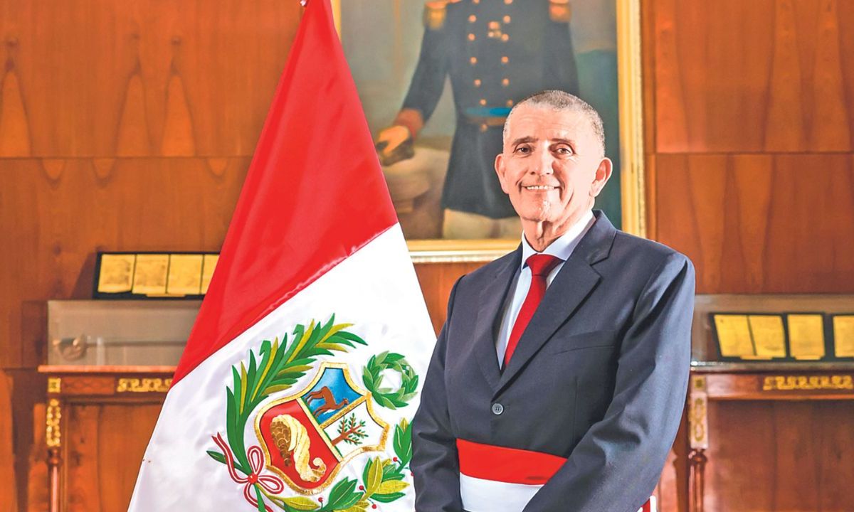 DISTANCIA. Víctor Torres, fue el primero en dimitir como ministro del interior.
