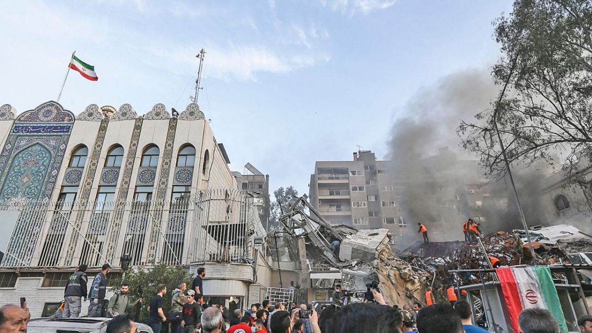 ATAQUE. Personal de emergencia y de seguridad buscó entre los escombros a víctimas de la agresión. Las autoridades de Teherán prometieron responder de manera "decisiva" a este ataque sin precedentes contra un edificio diplomático iraní en Siria.
