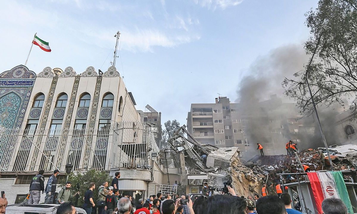 ATAQUE. Personal de emergencia y de seguridad buscó entre los escombros a víctimas de la agresión. Las autoridades de Teherán prometieron responder de manera "decisiva" a este ataque sin precedentes contra un edificio diplomático iraní en Siria.