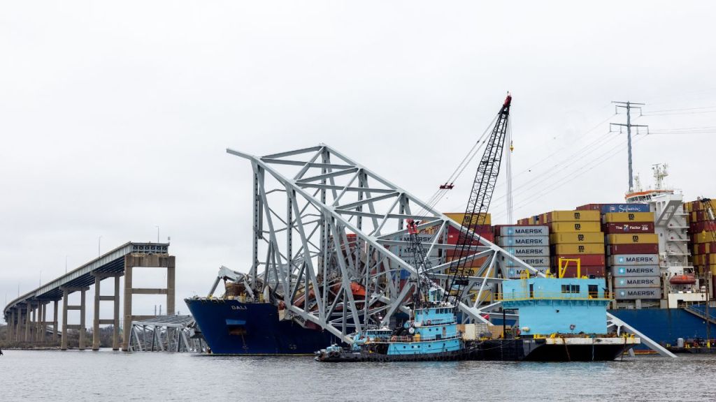 Las autoridades del puerto estadounidense de Baltimore anunciaron ayer que abrieron un corredor temporal de navegación para no frenar la cadena logística quitando parte de los escombros