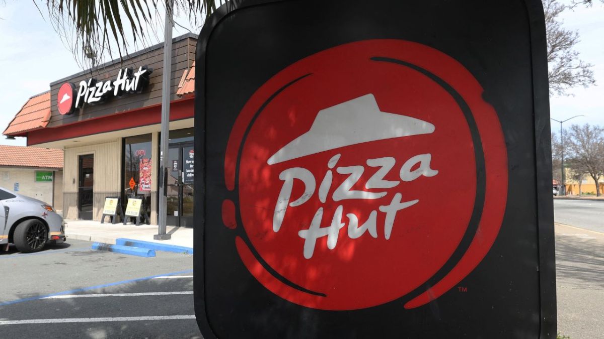 Los trabajadores de los restaurantes de comida rápida en California celebraron ayer el aumento del mínimo salarial de 16 a 20 dólares por hora,