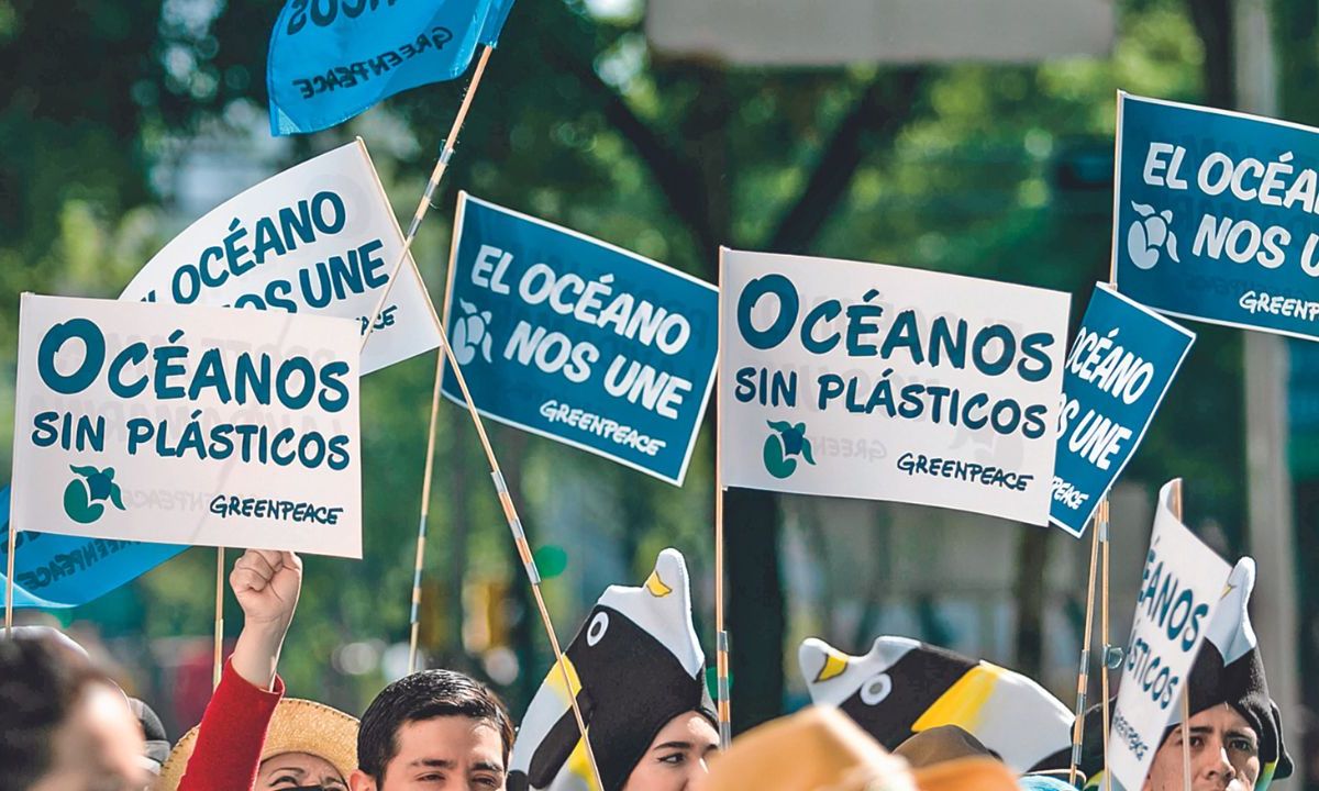 Protesta. Activistas han denunciado que los plásticos acaban con los mares del mundo.