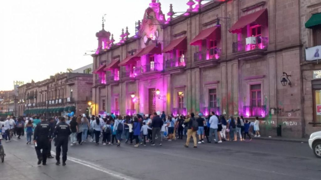 LLAMADO. Padres y familiares de niños autistas marcharon en las calles de Toluca, Morelia y Tarímbaro, para demandar visibilidad. 