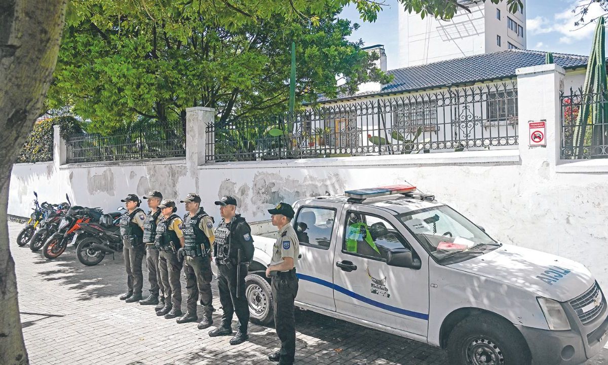 SEGURIDAD. Agentes de la Policía custodiaban ayer la embajada de México en Quito, después de que irrumpieran en la sede diplomática para detener al exvicepresidente Jorge Glas, acusado de corrupción.