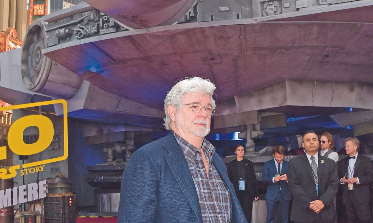 A través de los "nueve episodios de la saga 'Star Wars', incluidos cuatro que realizó él mismo, George Lucas construye un imperio de Hollywood", dijeron los organizadores.