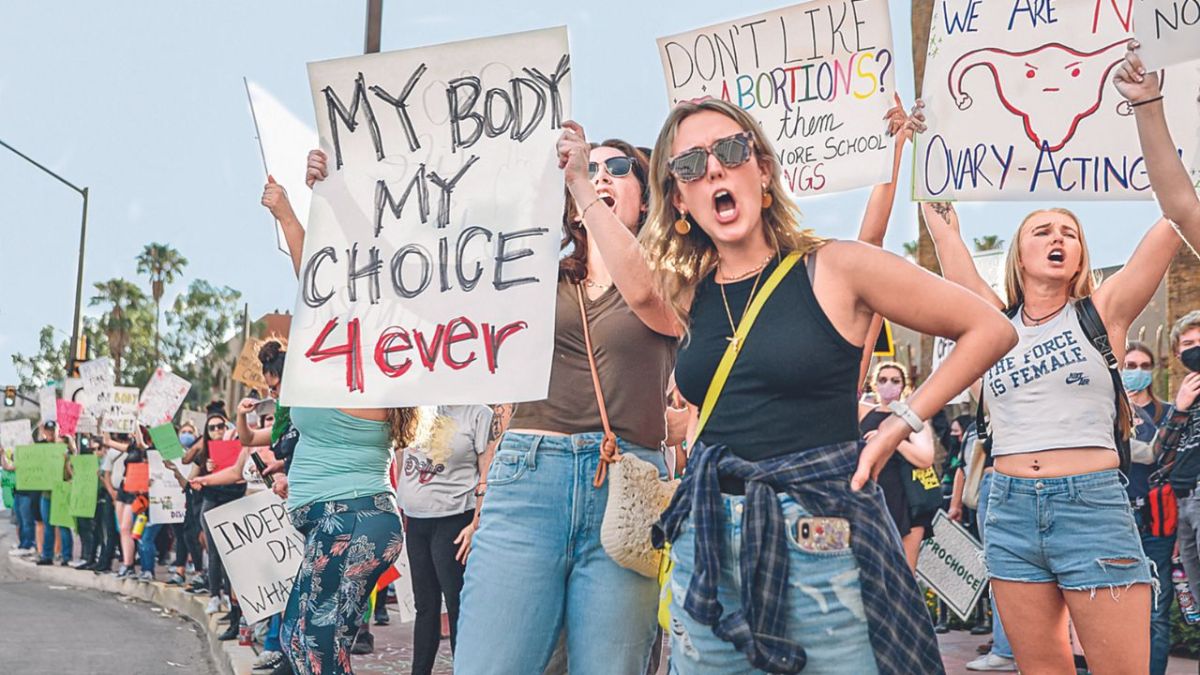 LUCHA. Las mujeres salieron a manifestarse a favor de la interrupción del embarazo durante una protesta Pro Choice en el Tribunal Federal de Tucson, tras el fallo de la Corte Suprema de EU, el 4 de julio de 2022.