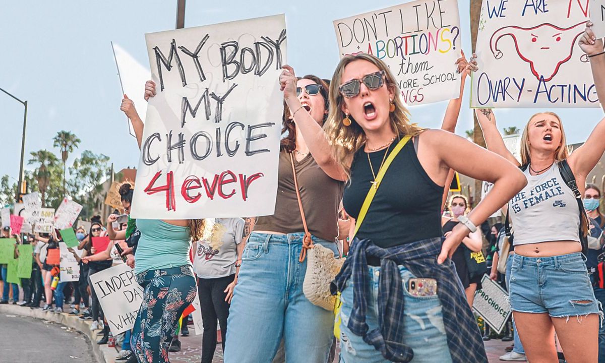 LUCHA. Las mujeres salieron a manifestarse a favor de la interrupción del embarazo durante una protesta Pro Choice en el Tribunal Federal de Tucson, tras el fallo de la Corte Suprema de EU, el 4 de julio de 2022.
