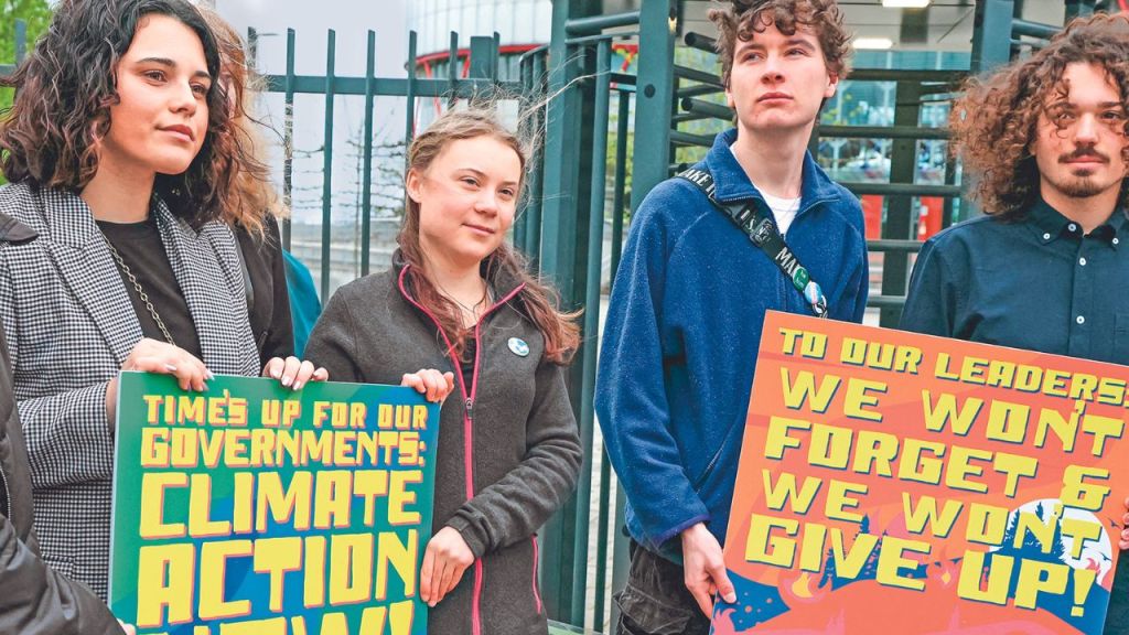 APOYO: Activistas climáticos se concentraron ayer a las afueras del Tribunal Europeo de Derechos Humanos en Estrasburgo, al este de Francia.