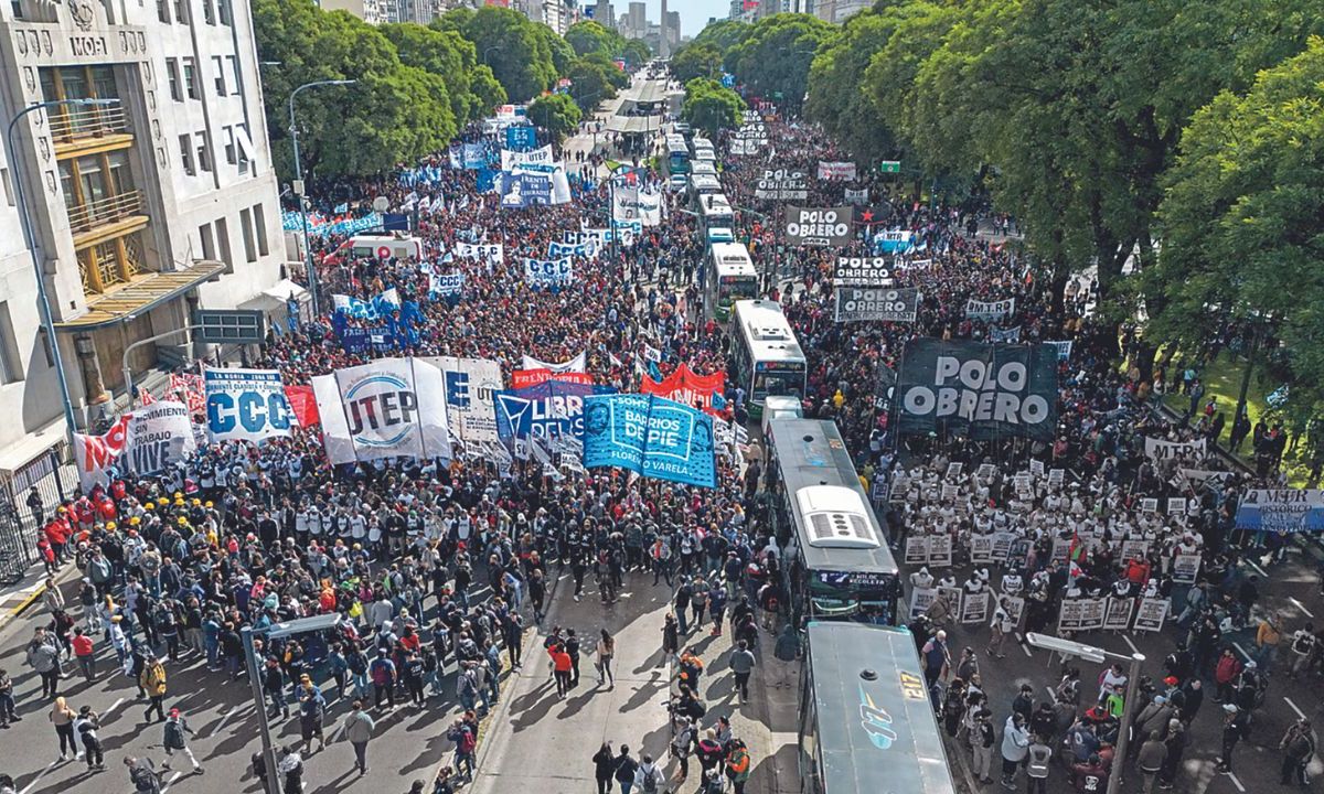CHOQUE. Organizaciones sociales protestaron ayer contra las medidas económicas impuestas por el Gobierno de Argentina, en la capital Buenos Aires.
