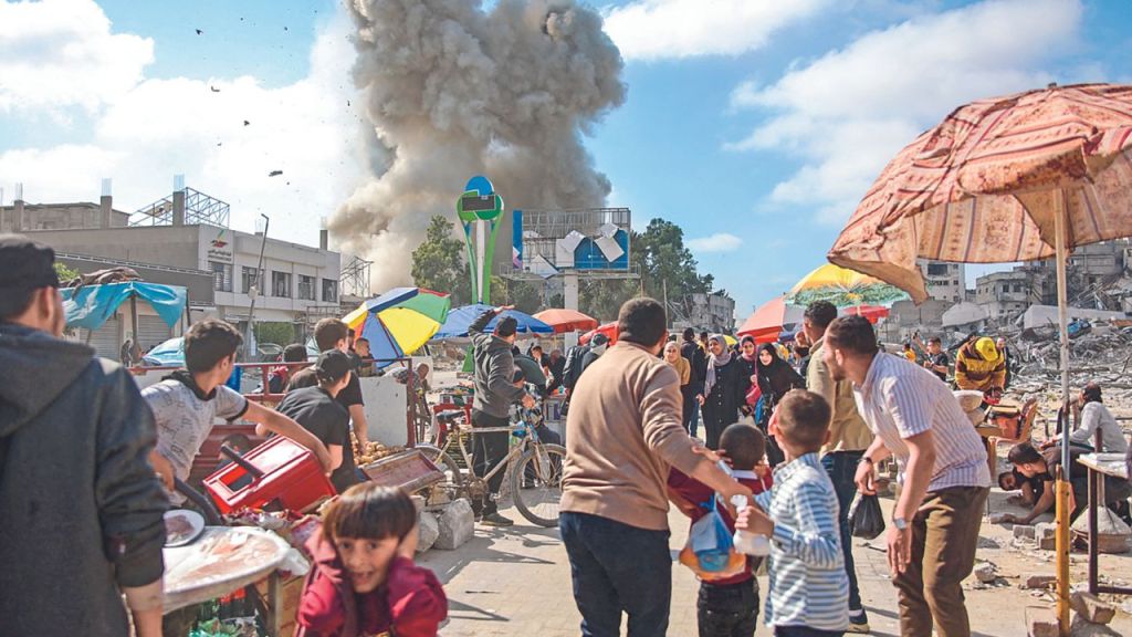 BOMBARDEOS. Los ataques continuaban ayer sobre el mercado de Firas, en Gaza, en medio de la guerra entre Israel y el movimiento islamista palestino Hamás.