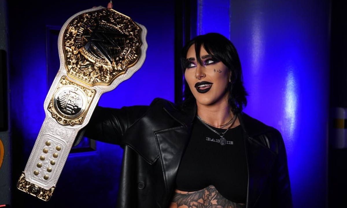 Rhea Ripley deja vacante el titulo femenino de WWE