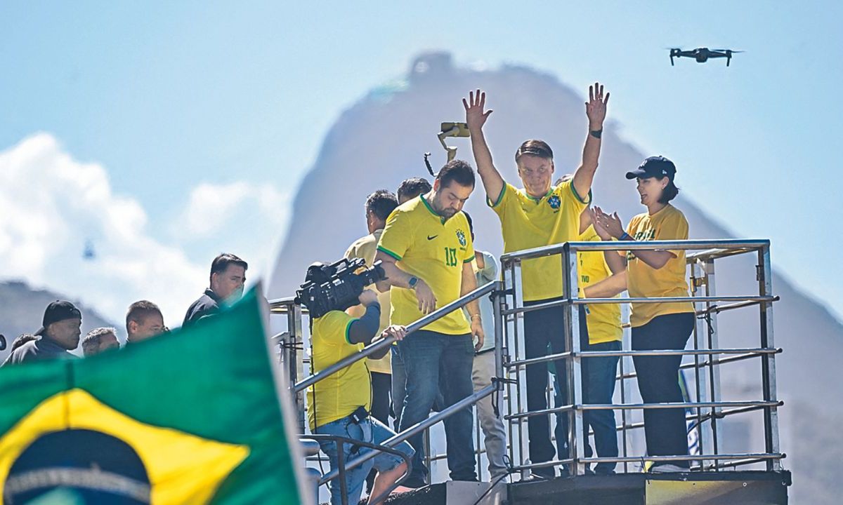 OPOSICIÓN. Simpatizantes del exmandatario Jair Bolsonaro se reunieron ayer en la playa de Copacabana en Río de Janeiro, donde celebró un mitin en "defensa de la libertad de expresión".