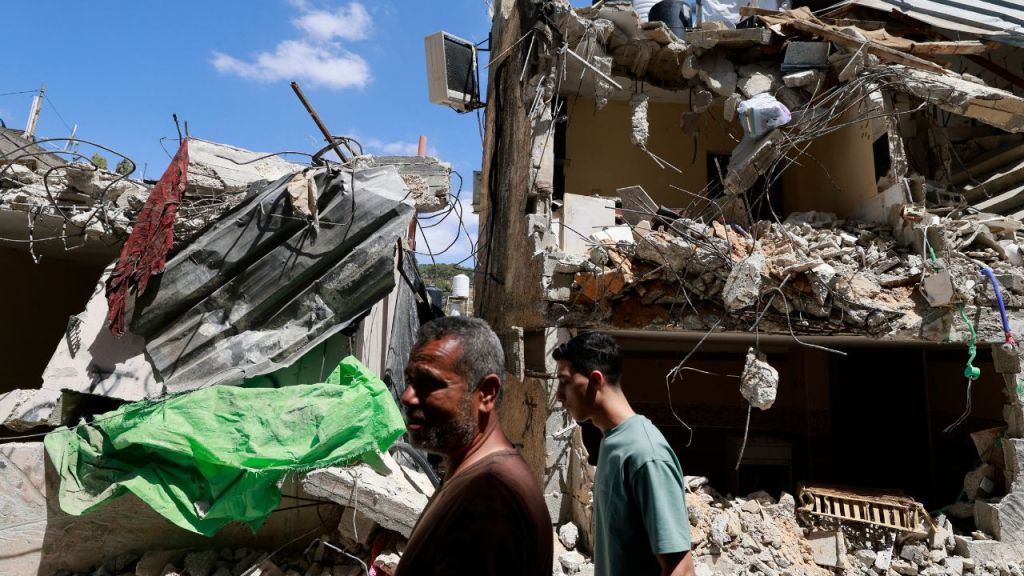 La maltrecha economía palestina se hunde cada día más debido a la guerra entre el ejército israelí y el movimiento islamista Hamás en la Franja de Gaza, que acelera su fuerte dependencia hacia Israel