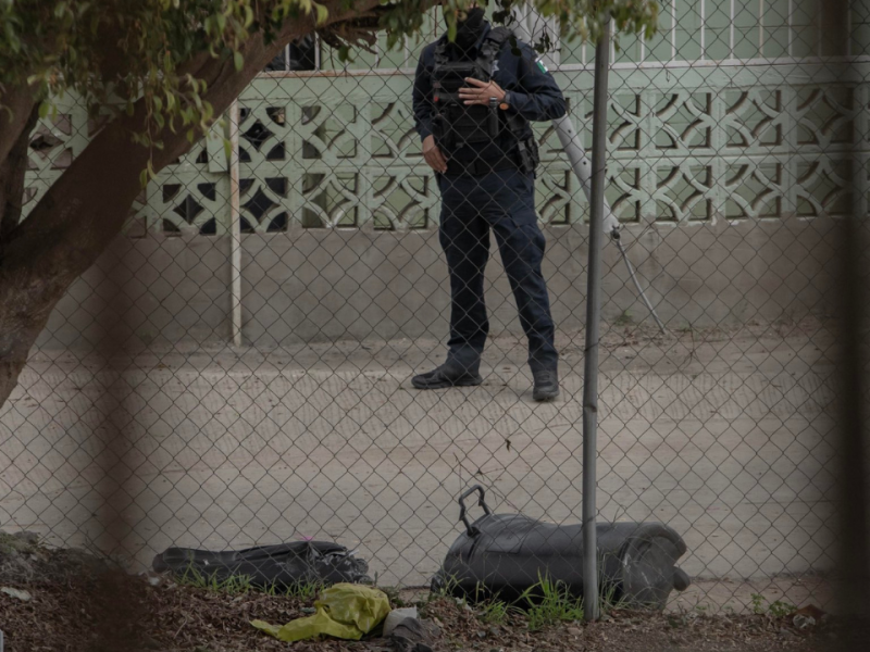 Detienen a sujeto que transportaba restos humanos en maletas en Tijuana