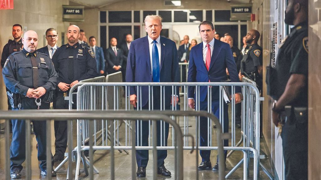 CONFERENCIA. El candidato republicano a la Presidencia, Donald Trump, llegó ayer nuevamente al Tribunal Penal de Manhattan, para asistir a su histórico juicio en Nueva York.